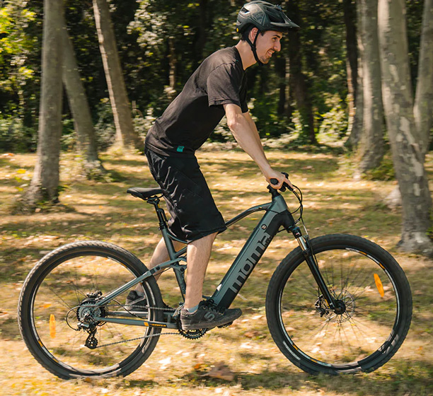 Esta bicicleta eléctrica Moma Bikes E-MTB es perfecta para facilitar tus  rutas por montaña (y ahora está en oferta)