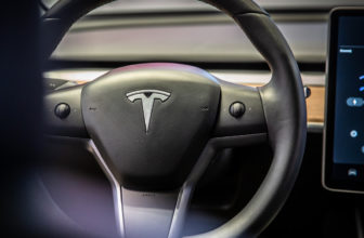 California prohíbe a Tesla promocionar sus coches como totalmente autónomos